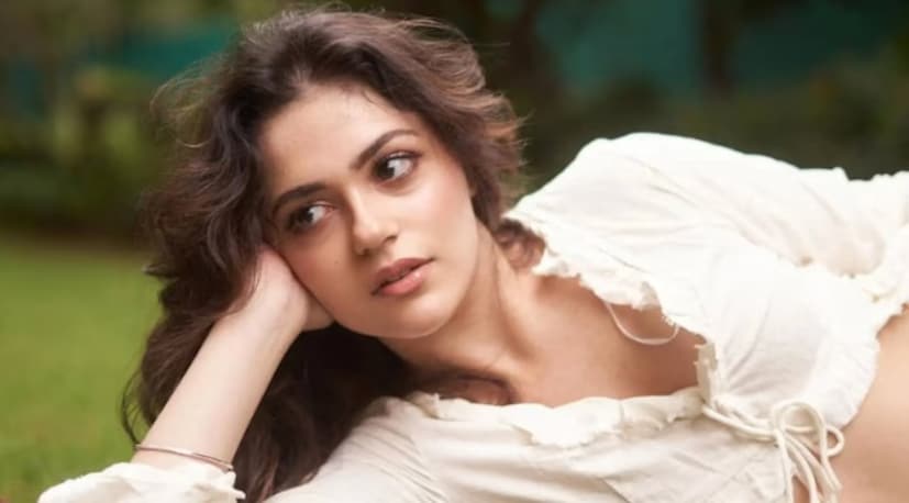 এই ছবিতে অহানের সঙ্গে দেখা যাবে অনিত পদ্দাকে, যিনি ইতিমধ্যেই তার সিনেমা সংযোগের জন্য পরিচিত। তাঁর বাবা-মা সিনেমার প্রযোজনার সঙ্গে যুক্ত এবং ইন্ডাস্ট্রির অনেক বড় নাম তাঁকে সোশ্যাল মিডিয়ায় ফলো করে। 