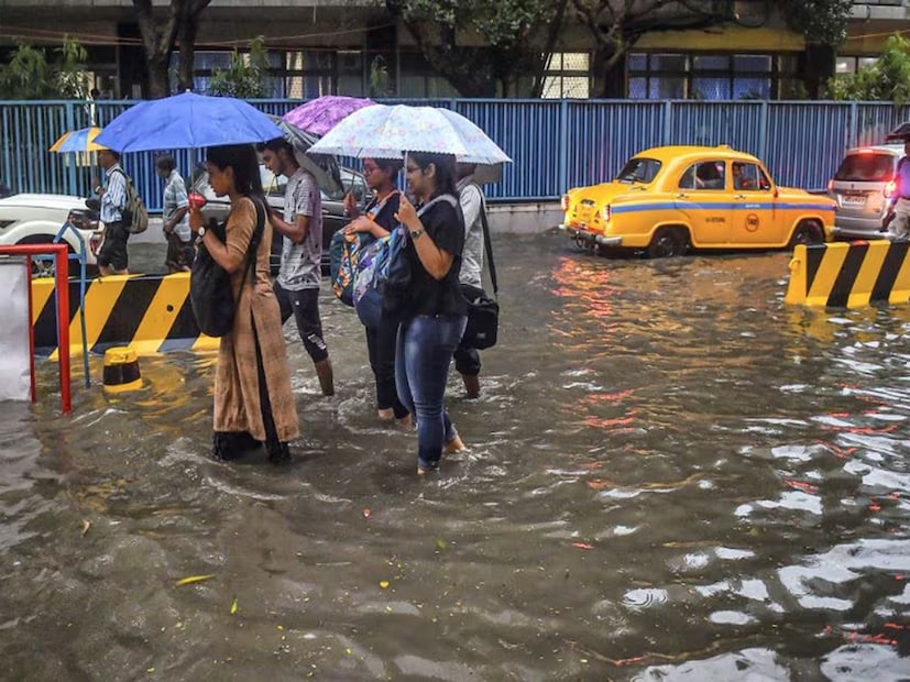 এই মুহূর্তে বর্ষা বিদায় লেখার অবস্থান গুজরাটের ভিরাবল থেকে উজ্জয়ন ঝাঁসি হয়ে উত্তরপ্রদেশের শাহজাহানপুর পর্যন্ত বর্ষা বিদায় রেখা থমকে আছে। 