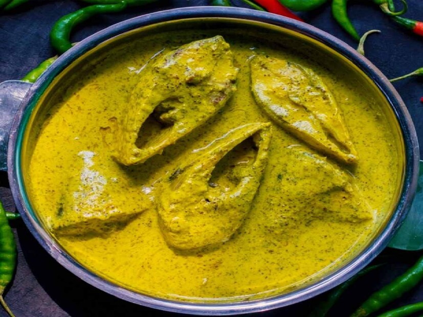 ইলিশের গন্ধেই মন ঝমঝম করে ওঠে বাঙালির! সর্ষে দিয়ে ঝাল, ভাপে নরম-নরম, কিংবা গরম ভাতে ভাজা ইলিশের তেল—স্বাদের দিক থেকে নিঃসন্দেহে অসামান্য। কিন্তু এই অসাধারণ স্বাদ, যদি শরীরের সঙ্গে বেমানান হয়? তখনই কিন্তু খাওয়াটা হয়ে যেতে পারে বিপজ্জনক।