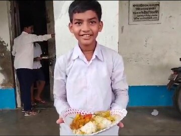 Mid Day Meal: স্কুল তো নয় যেন পুষ্টির খনি! হল মহাভোজ! নন্দকুমারের এই স্কুলের এখন প্রশংসায় পঞ্চমুখ সব্বাই