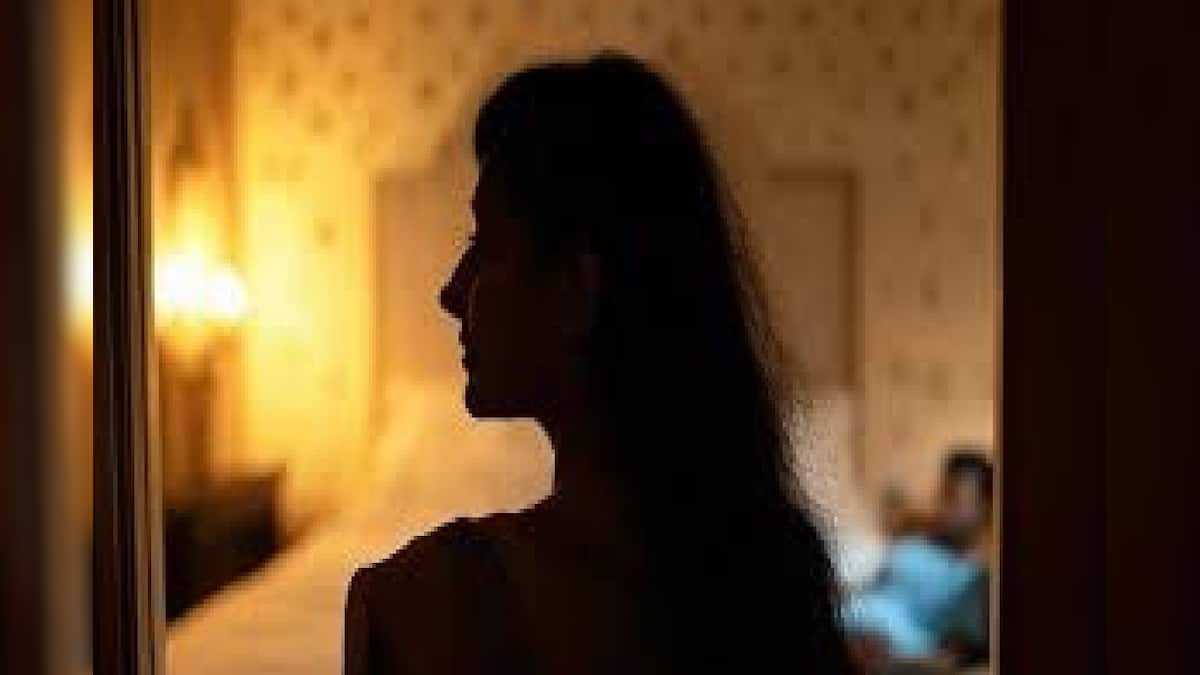 Uttar Pradash news: দিনে গোশালা, রাত হলেই ঘরে ঢুকত পুরুষরা, তিনজন মিলে করত…! মহিলার ফাঁদে পড়ে বিপাকে তিন তরুণী Uttar Pradash news: দিনে গোশালা, রাত হলেই ঘরে ঢুকত পুরুষরা, তিনজন মিলে করত…! মহিলার ফাঁদে পড়ে বিপাকে তিন তরুণী