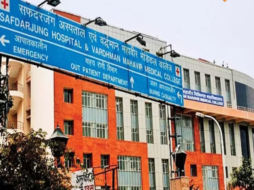 সফদরজং হাসপাতাল দিল্লি এইমসের একদম পাশে অবস্থিত। দিল্লি এইমসের পর দিল্লির সবচেয়ে বড় হাসপাতাল হিসেবে গণ্য করা হয়। যেখানে প্রতিদিন দেশের কোণা-কোণা থেকে রোগীরা চিকিৎসা করাতে আসেন। বেডের সংখ্যা অনুযায়ী মাপা হলে এটি ভারতের সবচেয়ে বড় কেন্দ্রীয় সরকারি হাসপাতাল। এটি বর্ধমান মহাবীর মেডিক্যাল কলেজের সঙ্গে যুক্ত। বর্তমানে ১৫৫০-এর বেশি বেড রয়েছে এই হাসপাতালে। এই হাসপাতালের ওপি‌ডিতে বছরে ১০ লাখের বেশি রোগী আসেন। ১৯৪২ সালে এই হাসপাতাল প্রতিষ্ঠিত হয়েছিল। এখানে চিকিৎসা করানোর জন্য আগে আপনাকে স্লিপ বানাতে হবে।