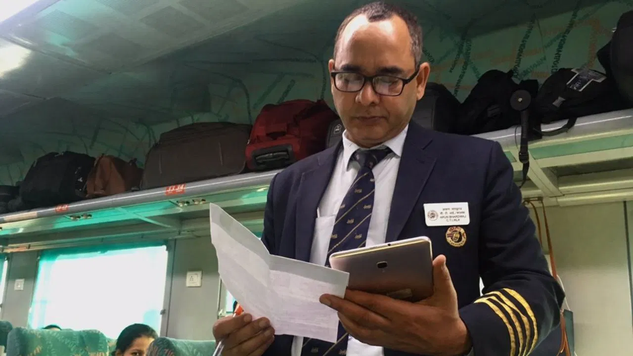 এই অভিযান চলাকালীন এখন পর্যন্ত ১,৩৩,৬৬৩ জন যাত্রীর বিরুদ্ধে ব্যবস্থা নেওয়া হয়েছে এবং ৯,৫৭,০৬,৬৬৫ টাকা জরিমানা আদায় করা হয়েছে। এই তালিকা থেকে ৬১,০৬৪ জন যাত্রী টিকিট ছাড়া ভ্রমণ করতে গিয়ে ধরা পড়েছেন। তাদের কাছ থেকে ৫,৫৬,৮৬,৯৮৯ টাকা জরিমানা আদায় করা হয়েছে। Representative Image