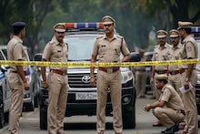 মায়ের গলাকাটা দেহের পাশে ঘুমিয়ে তিন বছরের মেয়ে! সিঁড়িতে ঝুলছেন বাবা,শিউরে উঠল খড়্গপুর