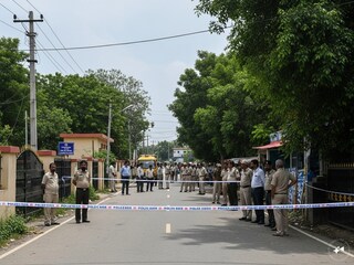 ভোররাতে, যখন ভাঙনমারি গ্রামে একটি অনুষ্ঠান চলছিল। অভিযোগ, সেই অনুষ্ঠান দেখতে গিয়েছিলেন সুজিত ও সুধীর। সেখানেই ঘটে অস্বাভাবিক এই মৃত্যু। বিজেপির দাবি, এটি নিছক দুর্ঘটনা নয়, বরং অতর্কিত হামলা চালিয়ে পরিকল্পিতভাবে খুন করা হয়েছে ওই দু’জনকে।