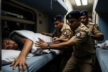 বার্থে চাদর টেনে ঘুমোচ্ছিল, একটা হাত এগোচ্ছিল আস্তে আস্তে....খপাৎ করে ধরল! ছুটে এল GRP