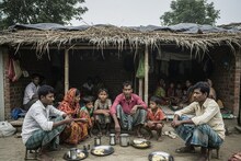 পোকা মেশানো চিঁড়ে, নোংরা পরিবেশে থাকা! ওড়িশায় 'বাংলাদেশি' সন্দেহে আটকদের কী অবস্থা ছিল?