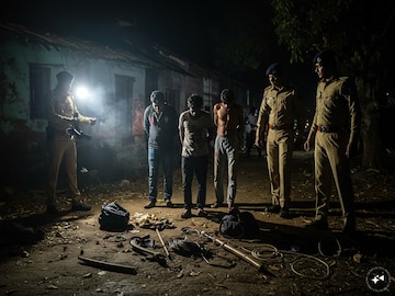 Crime:ডাকাতির উদ্দেশ্য জড়ো হয়েছিল…! পুলিশের জালে ধরা পড়তেই কেলঙ্কারি, সব ফাঁস Crime:ডাকাতির উদ্দেশ্য জড়ো হয়েছিল…! পুলিশের জালে ধরা পড়তেই কেলঙ্কারি, সব ফাঁস
