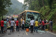 গোঘাটে যাত্রী নামাচ্ছিল বাস, সামনে থেকে এসে সজোরে ধাক্কা মারল অন্য এক বাস! আহত বহু যাত্রী!