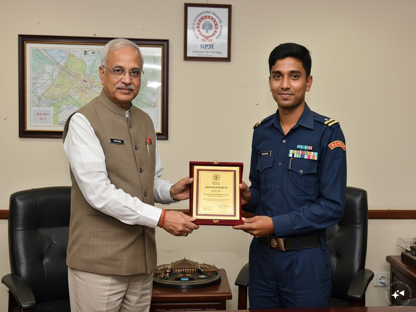 দায়িত্ব পালনকালে অনুকরণীয় কর্মপ্রদর্শনের স্বীকৃতিস্বরূপ, শ্রী অক্ষয় রাজকে উত্তর পূর্ব সীমান্ত রেলওয়ের জেনারেল ম্যানেজার শ্রী চেতন কুমার শ্রীবাস্তব সংবর্ধনা দেন। তাঁর প্রশংসনীয় সতর্কতা এবং নিষ্ঠার কথা উল্লেখ করে, জেনারেল ম্যানেজার তাঁর পদক্ষেপগুলিকে ট্রেন পরিচালনায় সুরক্ষা এবং নির্ভরযোগ্যতা নিশ্চিত করার ক্ষেত্রে সম্মুখ সারির রেলওয়ে কর্মীদের গুরুত্বপূর্ণ ভূমিকার একটি উজ্জ্বল উদাহরণ হিসাবে বর্ণনা করেন। Generated image