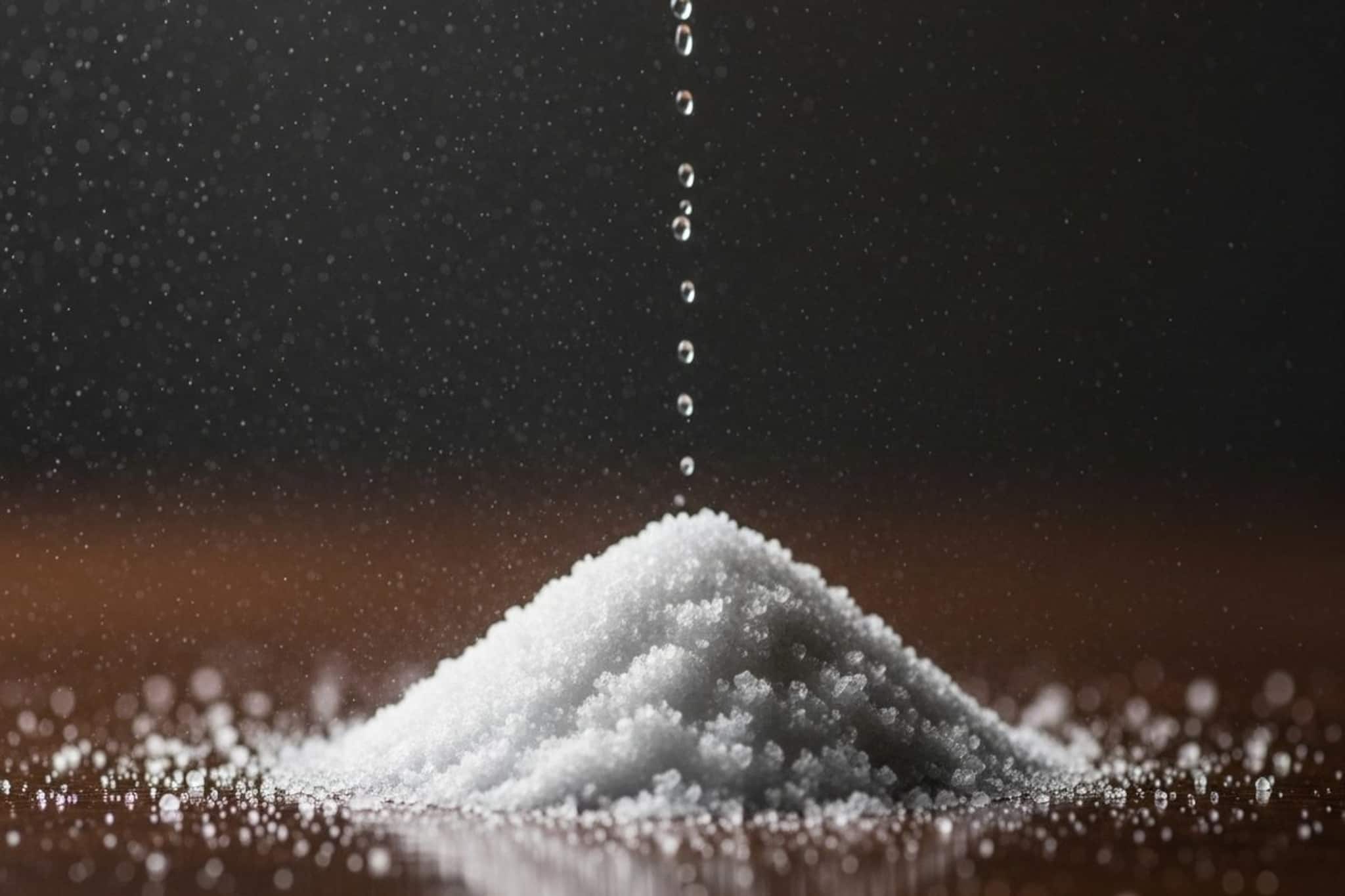 দামি প্রোডাক্ট নয়, মুশকিল আসান এক চিমটে নুন! বর্ষায় ঘর শুকনো রাখতে চাইলে ট্রাই করে দেখুন!