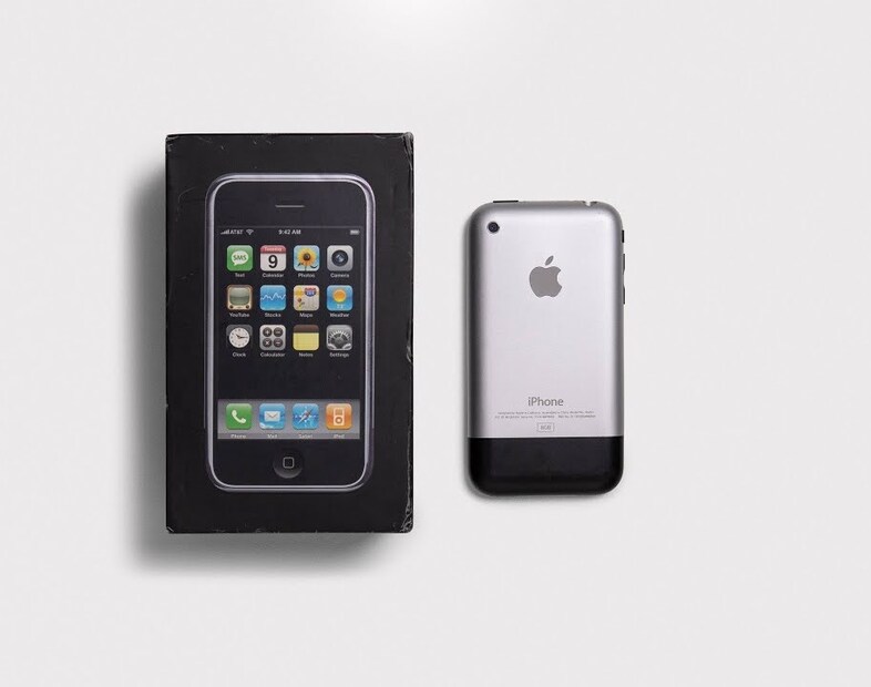 অরিজিনাল iPhone (২০০৭: ফার্স্ট জেনারেশন) স্ট্যাটাস: আলট্রা-রেয়ার কলেকটেড আইটেম আনুমানিক পুনঃবিক্রয় মূল্য: প্রায় ১৫,০০,০০০ টাকা থেকে ৫০,০০,০০০ টাকা (সিল করা এবং অব্যবহৃত বক্সের জন্য) ২০০৭ সালে লঞ্চ হওয়া এই ফার্স্ট জেনারেশন আইফোন সম্প্রতি ১,৯০,০০০ মার্কিন ডলারে (প্রায় ১.৫ কোটি টাকা) নিলামে বিক্রি হয়েছে। ৮ জিবি স্টোরেজের এই ফোন অবশ্য সিল করা ছিল। তবে, বক্স খোলা হয়েছে, অথচ ভাল ভাবে সংরক্ষিত মডেলও ভারতে ৫০,০০০ থেকে ২ লক্ষ টাকার মধ্যে বিক্রি হতে পারে।