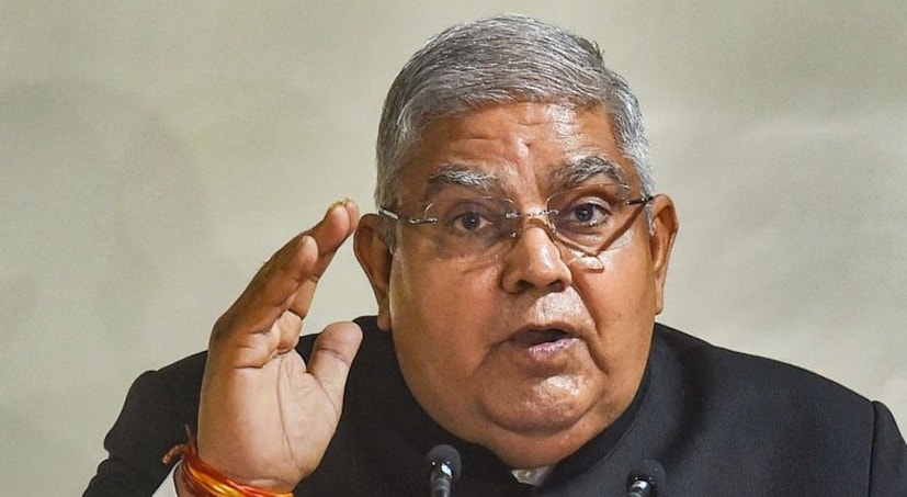 ধনখড়ের রাজনৈতিক যাত্রা শুরু হয় ১৯৮৯ সালে, যখন তিনি জনতা দলের টিকিটে ঝুনঝুনু থেকে লোকসভার সাংসদ হন। এরপর ১৯৯০ সালে তিনি চন্দ্রশেখর সরকারের সংসদীয় বিষয়ক প্রতিমন্ত্রী হন। এরপর ১৯৯৩ থেকে ১৯৯৮ সাল পর্যন্ত তিনি কিষাণগড় থেকে রাজস্থান বিধানসভার সদস্য ছিলেন। তবে পরে তিনি কংগ্রেস এবং এরপর বিজেপিতে যোগ দেন।