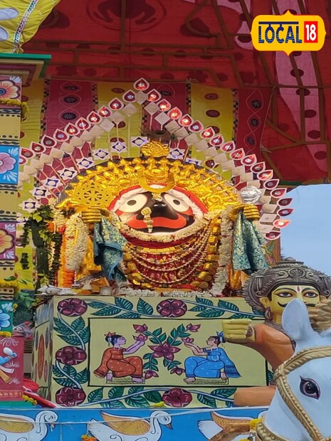 *মন্দিরের পুরোহিত রাধারমণ দাস বলেন, 'গোটা ব্রহ্মাণ্ডের অধিপতি জগন্নাথ, তাঁর ভাইবোনদের সঙ্গে রথের ওপর আসীন। ভক্তদের সমুদ্রে দিব্য পর্বতের মতো দাঁড়িয়ে আছেন। অসংখ্য ভক্তের আকাঙ্ক্ষা পূর্ণ করতে তাঁরা সোনাবেশে আবির্ভূত হয়েছেন।' এদিনের এই বিশেষ পর্বের অনুষ্ঠানে উপস্থিত ছিলেন অসংখ্য ভক্ত।