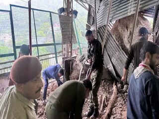 ভারি বৃষ্টিতে কাত্রায় বৈষ্ণোদেবীর যাত্রাপথে ধস! শেডের নীচে চাপা পড়ে আহত অন্তত ১০, স্থগিত অমরনাথ যাত্রা! 