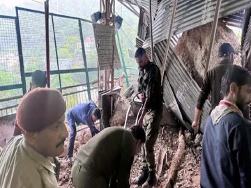 ভারি বৃষ্টিতে কাত্রায় বৈষ্ণোদেবীর যাত্রাপথে ধস! শেডের নীচে চাপা পড়ে আহত অন্তত ১০, স্থগিত অমরনাথ যাত্রা! 