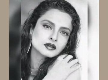 অমিতাভ নন,অন্য হিরোর সঙ্গে রাতে হোটল রুমে রেখা!নায়কের স্ত্রী হাতেনাতে ধরতেই তুমুল কাণ্ড অমিতাভ নন,অন্য হিরোর সঙ্গে রাতে হোটল রুমে রেখা!নায়কের স্ত্রী হাতেনাতে ধরতেই তুমুল কাণ্ড