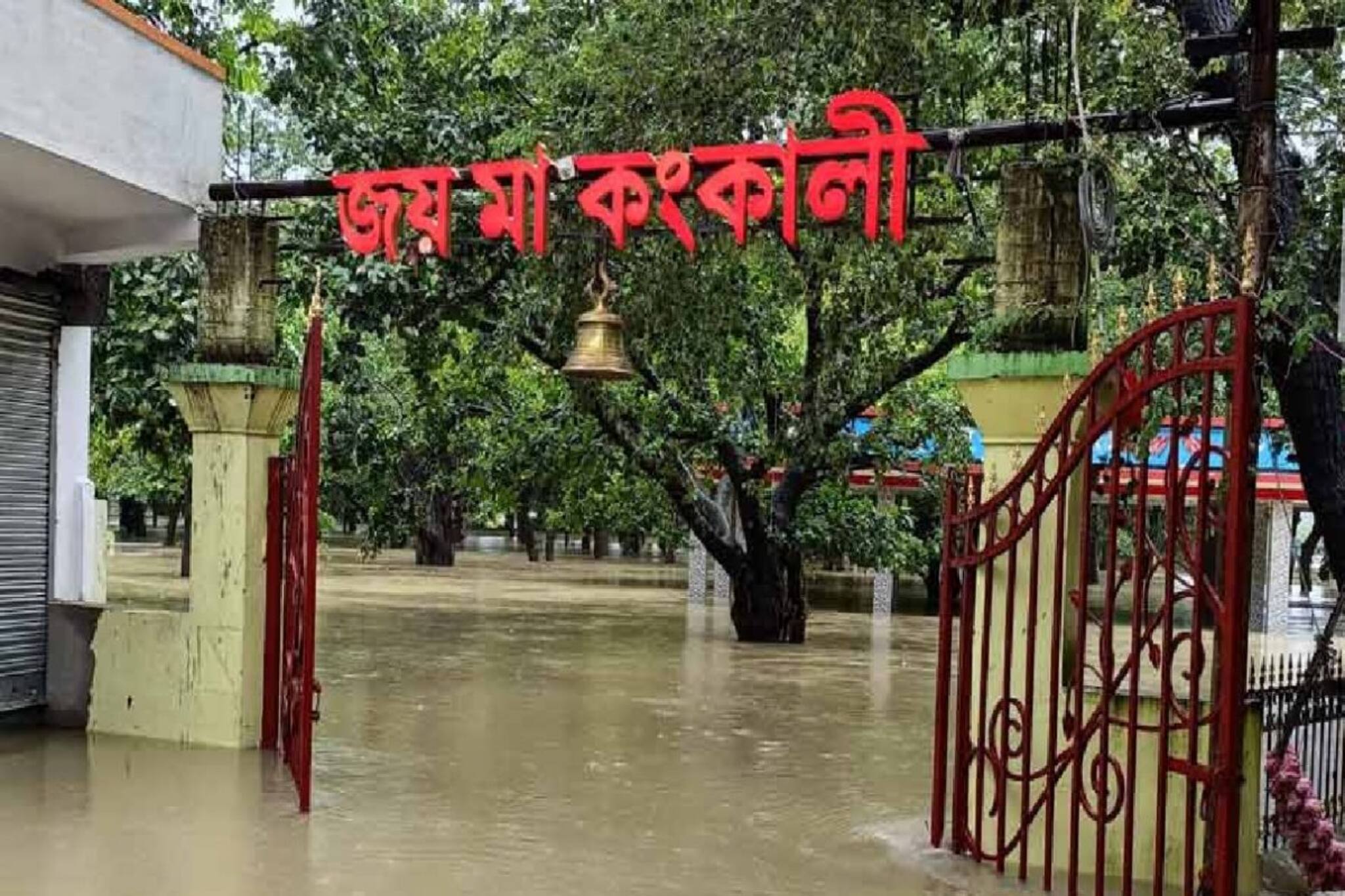 জল বাড়ছে! ভাসছ সতীপীঠ কঙ্কালীতলা! গর্ভগৃহেও কি ঢুকে যাবে জল? পরিস্থিতি মোকাবিলায় প্রশাসন!