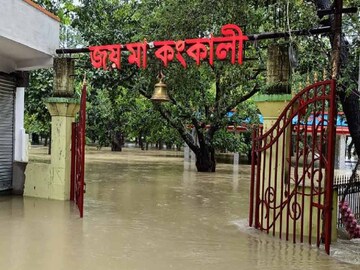 কঙ্কালীতলা সতীপীঠে কোপাই নদীর জলস্ফীতিতে জলমগ্ন মন্দির চত্বর! 