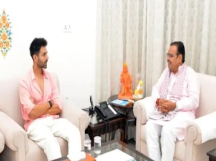 তিনি কার্তিক আরিয়ান৷ তাঁর আসন্ন ছবি 'তু মেরি ম্যায় তেরা, ম্যায় তেরা তু মেরি' নিয়ে অনেক দিন ধরেই খবরে রয়েছেন। তিনি এই ছবির শুটিং নিয়েও আজকাল খুব ব্যস্ত। সম্প্রতি তিনি রাজস্থানের মুখ্যমন্ত্রীর সাথে দেখা করেছেন। মুখ্যমন্ত্রী তাঁর এক্স অ্যাকাউন্টে এই সাক্ষাতের একটি ছবিও শেয়ার করেছেন, যা বেশ ভাইরাল।