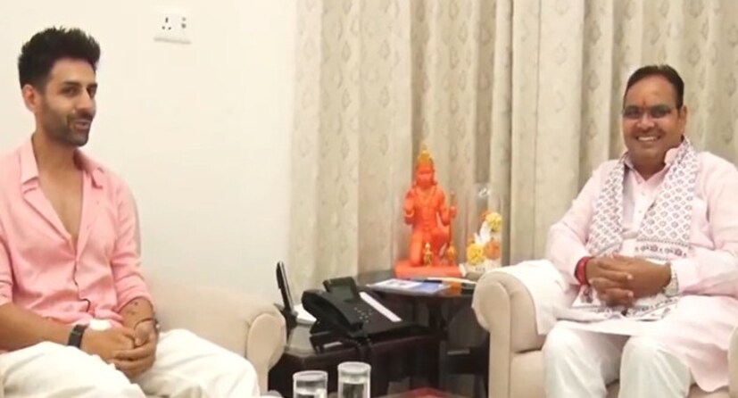  এর আগে, কার্তিক আরিয়ান এবং জ্যাকি শ্রফ ছবির সেট থেকে ডিরেক্টর সুভাষ ঘাইয়ের সঙ্গে ভিডিও কলে একটি বিশেষ মুহূর্ত শেয়ার করেছিলেন। কার্তিক ইনস্টাগ্রামে শুটিং ডায়েরির কিছু ছবিও শেয়ার করেছেন, যার একটিতে তাঁকে জ্যাকি শ্রফের সাথে ভিডিও কলে সুভাষ ঘাইয়ের সাথে কথা বলতে দেখা গেছে।