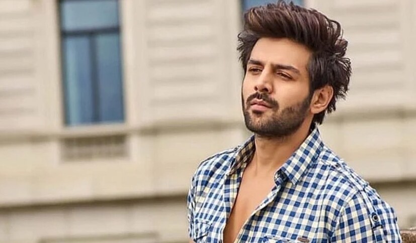 সম্প্রতি প্রকাশিত ছবিতে কার্তিককে গোলাপি শার্ট এবং সাদা প্যান্ট পরে। তিনি রাজস্থানের মুখ্যমন্ত্রী শ্রী ভজনলাল শর্মার সঙ্গেও দেখা করেছেন। এই সাক্ষাতের ছবি সোশ্যাল মিডিয়ায় ভাইরাল হতেই শুরু নানা প্রশ্ন? তাহলে কী কেরিয়ারের মধ্য গগনে রাজনীতিতে যোগ দেবেন কার্তিক?