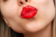 ছুটে এসে চুমু ক্রিকেটারকে! লাইভ ম্যাচে এমন KISS কেউ আগে দেখেনি, সাহস আছে মহিলার!
