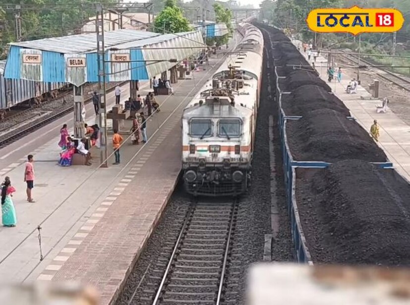 নয়াদিল্লি: ভারতীয় রেল এখনও পর্যন্ত সবচেয়ে লম্বা ট্রেন 'রুদ্রাস্ত্র' চালিয়েছিল। এই মালগাড়ির মোট দৈর্ঘ্য ৪.৫ কিলোমিটার এবং এতে ৩৫৪টি কামরা লাগানো হয়েছে। ৭টি ইঞ্জিন মিলে টানে। 'রুদ্রাস্ত্র' গঞ্জখোয়াজা স্টেশন থেকে চলা শুরু করে প্রায় ২০০ কিলোমিটার দূরে গড়ওয়া রোড পর্যন্ত পৌঁছেছিল এবং ৫ ঘণ্টায় এই যাত্রা সম্পন্ন করেছিল। Representative Image