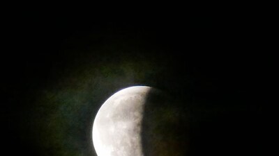 গর্ভবতী মহিলারা চন্দ্রগ্রহণ দেখবেন নাধার্মিক মান্যতা অনুসারে, গ্রহণের সময় ঋণাত্মক শক্তির প্রভাব বেশি থাকবে। ফলে এই সময় গর্ভবতী মহিলাদের স্বাস্থ্যের জন্যে তা ক্ষতিকর হতে পারে।