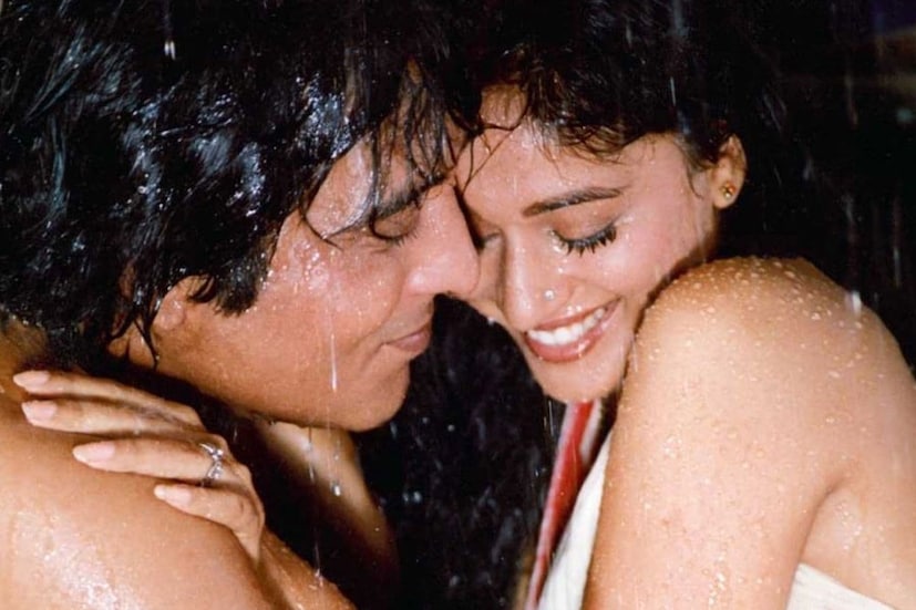 'দয়াবান' ছবির জনপ্রিয় গান' আজ ফির তুমপে পয়্যার আয়া হ্যায়'-র শুটিংয়ে বিনোদ খান্না মাধুরীর ঠোঁটে চুমু খাওয়ার দৃশ্যে পরিচালক 'অ্যাকশন' বলেছেন, শুরু হয়েছে শট, কিন্তু 'ধকধক গার্ল'-কে চুমু খেতে খেতে নিজেকে সামলাতেন পারেননি বিনোদ খান্না। সটান কামড়ে দেন মাধুরীর ঠোঁটে। 