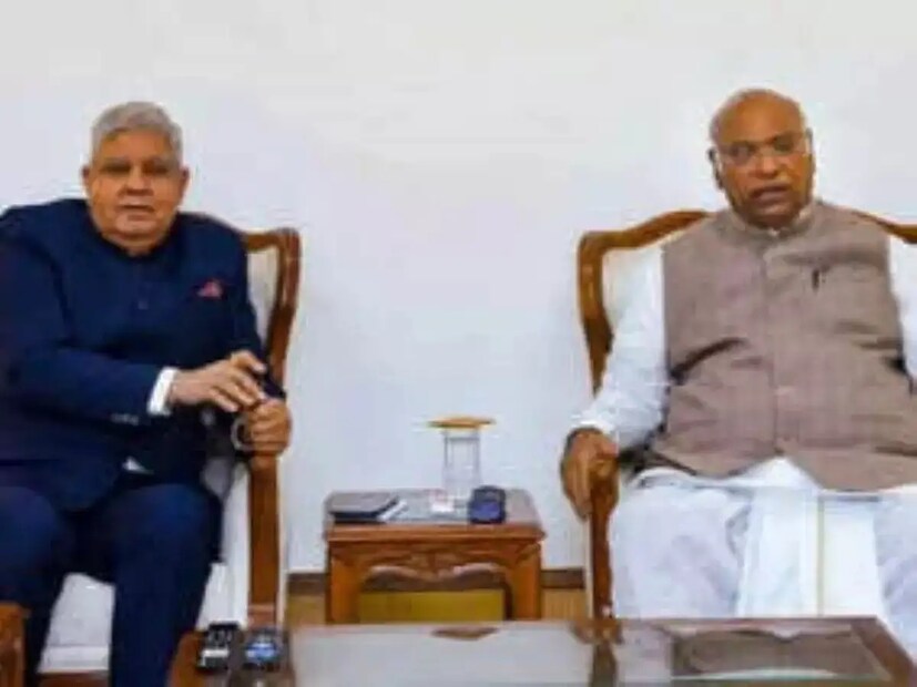 সূত্রের খবর, সংসদ ভবন কমপ্লেক্সে বিরোধী দলগুলির একটি গুরুত্বপূর্ণ বৈঠক রয়েছে, সেখানে রাজ্যসভার বিরোধী দলনেতা মল্লিকার্জুন খাড়গে প্রার্থীর নাম সম্পর্কে 'INDIA' জোট শরিকদের মতামত নেবেন।