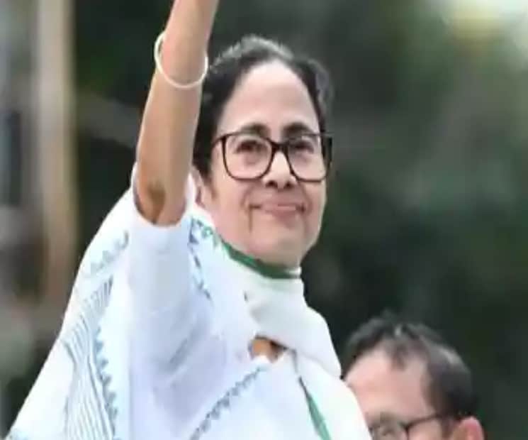 মমতা লেখেন, 