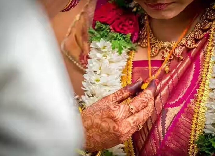 তিনি বলেন যে তিনি আমেরিকার একটি ক্রিপ্টো-ট্রেডিং কোম্পানিতে কাজ করেন। প্রিয়াঙ্কাকে দেখে ওই ব্যক্তি মুগ্ধ হয়ে যান। তিনি তাঁর জীবনে একজন নতুন সঙ্গী খুঁজছিলেন। ইতিমধ্যে, তিনি প্রিয়াঙ্কার সঙ্গে কথা বলেন এবং শীঘ্রই তাঁদের কথোপকথন হোয়াটসঅ্যাপে শুরু হয়।