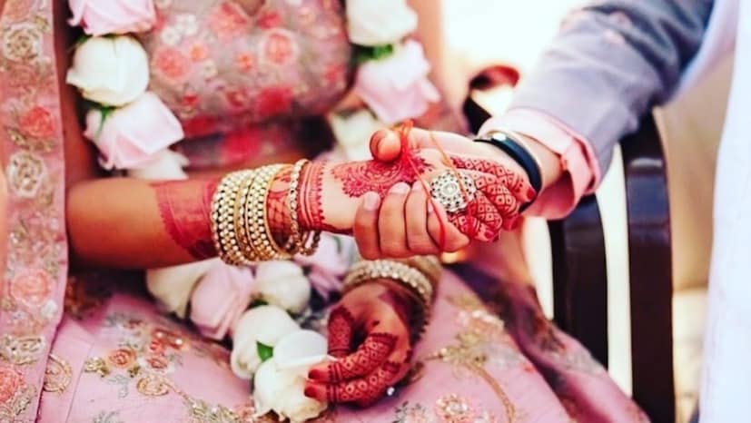 ১৩ এপ্রিল, রমেশ প্রিয়াঙ্কার উল্লেখিত ব্যাংক অ্যাকাউন্টে ৫০,০০০ টাকা জমা করেন, যা ছিল তাঁর প্রথম বিনিয়োগের পরিমাণ। কয়েক ঘণ্টার মধ্যেই অ্যাপটি দেখায় যে তার বিনিয়োগ থেকে ৮,৩০০ টাকা লাভ হয়েছে। এটি দেখে রমেশের লোভ পড়ে। তিনি ভাবেন, 'এত তাড়াতাড়ি এত লাভ! এটা অসাধারণ।' প্রিয়াঙ্কা তাঁকে আরও টাকা বিনিয়োগ করতে বললে রমেশ রাজি হয়ে যান।