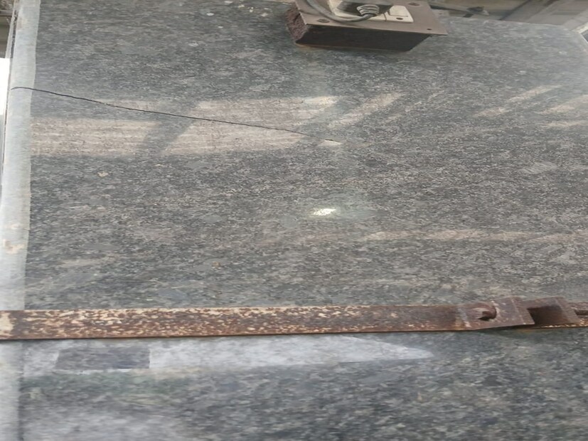 সারাতে কতদিন সময় লাগবে জানাতে পারেনি মেট্রো কর্তৃপক্ষ। মেট্রো রেলের দাবি, ওভারগ্রাউন্ড স্টেশন ও অতিরিক্ত বৃষ্টির জেরেই এই ফাটল দেখা দিয়েছে। মেট্রোরেল কর্তৃপক্ষের কথায়, ‘‘ইঞ্জিনিয়ারেরা ঘটনাস্থলে গিয়েছেন। পরিস্থিতি খতিয়ে দেখছেন। যে পিলারগুলিতে ফাটল দেখা গিয়েছে, সেগুলির সঙ্গে ছাদ যুক্ত রয়েছে। ফলে যাত্রী সুরক্ষার কথা মাথায় রেখেই এই সিদ্ধান্ত নেওয়া হয়েছে।’’ সোমবার দুপুরের পর থেকে ব্লু লাইনে কোনও মেট্রোই কবি সুভাষ স্টেশন পর্যন্ত যায়নি। দক্ষিণেশ্বর থেকে শহিদ ক্ষুদিরাম পর্যন্ত মেট্রো চলে। আবার সেখান থেকেই রেক ঘুরিয়ে ফেরানো হয় দক্ষিণেশ্বরে।