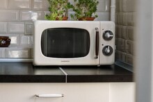 Microwave Cleaning Tips: মাইক্রোওয়েভের গন্ধ, চিটচিটে ভাব পুরোপুরি উধাও হবে শুধু একটি পাতিলেবু দিয়েই! রইল টিপস্