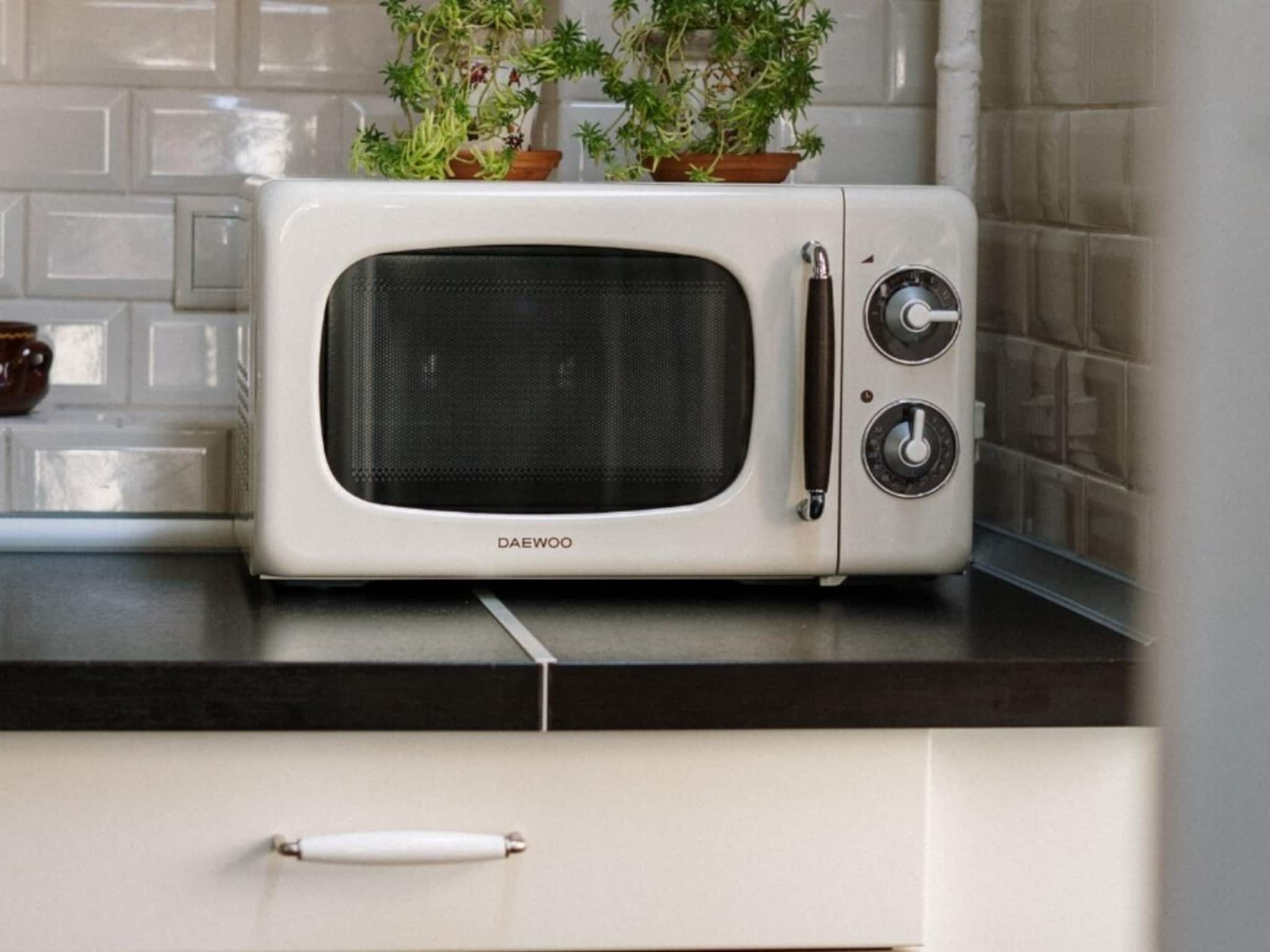 মাইক্রোওয়েভের গন্ধ, চিটচিটে ভাব পুরোপুরি উধাও হবে শুধু একটি পাতিলেবু দিয়েই! রইল টিপস্