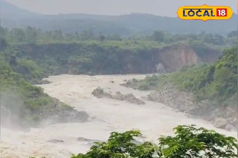 মঙ্গলবার সকাল থেকে বেড়েছে জল ছাড়ার পরিমাণ। ১৫ হাজার কিউসেক হারে ইতিমধ্যেই জল ছাড়া শুরু করেছিল মুকুটমনিপুর জলাধার। আশঙ্কা করা যাচ্ছে সেই জল ছাড়ার পরিমাণ আরও বাড়বে বলে।
