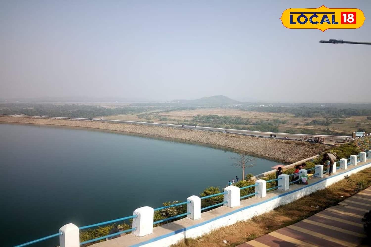 দফায় দফায় জল ছাড়া হচ্ছে মুকুটমণিপুরের কংসাবতী জলাধারে। জল ছাড়া দৃশ্য দেখতে গুটিকয়েক পর্যটক হাজির হয়েছেন। বৃষ্টি হচ্ছে অনবরত। আর সেই বৃষ্টির জেরে জল ছাড়তে বাধ্য হচ্ছে জলধার কর্তৃপক্ষ। (তথ্য-নীলাঞ্জন ব্যানার্জী)