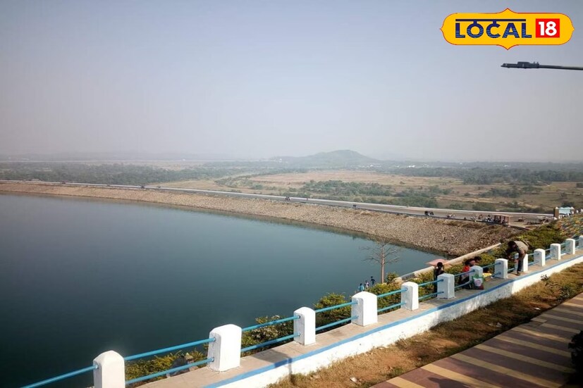 দফায় দফায় জল ছাড়া হচ্ছে মুকুটমণিপুরের কংসাবতী জলাধারে। জল ছাড়া দৃশ্য দেখতে গুটিকয়েক পর্যটক হাজির হয়েছেন। বৃষ্টি হচ্ছে অনবরত। আর সেই বৃষ্টির জেরে জল ছাড়তে বাধ্য হচ্ছে জলধার কর্তৃপক্ষ। (তথ্য-নীলাঞ্জন ব্যানার্জী)
