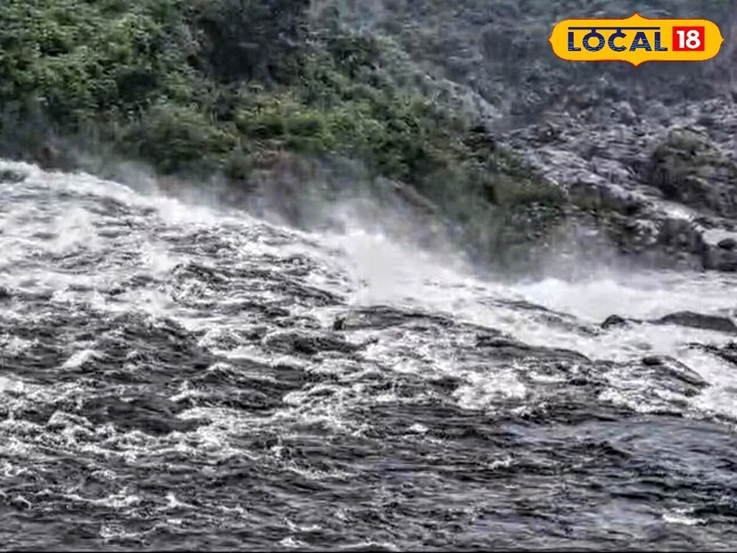ভারী বৃষ্টির সম্ভাবনার কথা আগেই জানিয়েছিল আবহাওয়া দফতর। সেই পূর্বাভাস মত‌ই গত ৪৮ ঘন্টায় বাঁকুড়া ও পুরুলিয়ায় ভারী বৃষ্টি হয়। বাঁকুড়া জেলাতে গত ৪৮ ঘন্টাতেই বৃষ্টি হয় প্রায় ১০০ মিলিমিটার এর কাছাকাছি। পুরুলিয়াতেই ভারী বৃষ্টি হয়। এর জেরে কংসাবতী ও কুমারী নদী দিয়ে মুকুটমনিপুর জলাধারে বিপুল পরিমাণ জল আসতে শুরু করে।