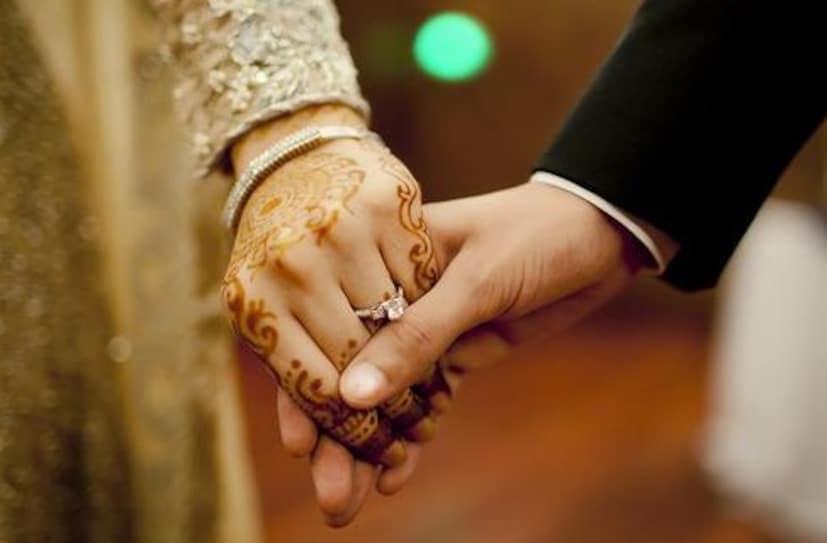 ঘটনার খবর ছড়িয়ে পড়তেই এলাকায় শুরু হয়েছে চাঞ্চল্য, জোর চর্চা পাড়ার মোড় থেকে চায়ের দোকানেও। স্থানীয় সূত্রে জানা গিয়েছে, বছর পঞ্চাশের আব্দুল কালাম মণ্ডল(নাম পরিবর্তিত) দেগঙ্গার বেড়াচাঁপা এলাকার বাসিন্দা। ভরা সংসার, ছেলেমেয়ে, নাতিনাতনি - সবই রয়েছে তার। তবে বছর তিনেক আগে স্ত্রী মারা যাওয়ার পর থেকেই নিঃসঙ্গ জীবন যাপন করছিলেন তিনি।(Representative Image)
