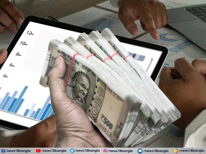 SIP ক্যালকুলেটর কী?SIP ক্যালকুলেটর একটি অনলাইন টুল, যা আপনার বিনিয়োগের ভবিষ্যৎ মূল্য অনুমান করতে সাহায্য করে কিছু নির্দিষ্ট তথ্যের ভিত্তিতে ৷ 

মাসিক বিনিয়োগের পরিমাণ,

বিনিয়োগের সময়কাল, 

প্রত্যাশিত বার্ষিক রিটার্ন

 হিসেব করে SIP ক্যালকুলেটর আপনাকে স্পষ্ট করে দেখায়, সময়ের সঙ্গে সঙ্গে আপনার টাকা কীভাবে বৃদ্ধি পাবে এবং এটি আর্থিক পরিকল্পনা করতে সহায়তা করে।