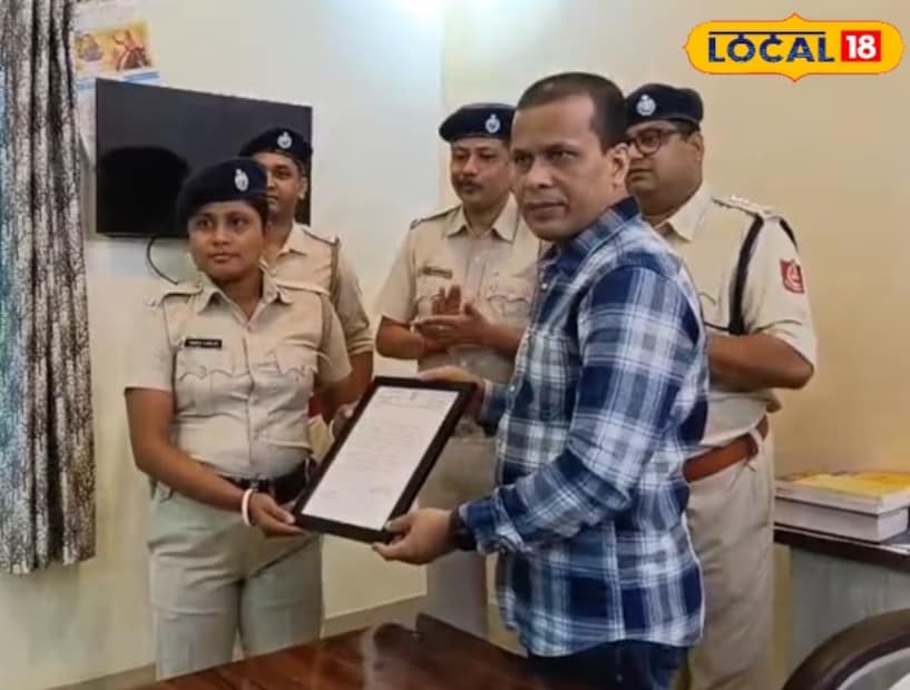 আর সেই টাকা উদ্ধার করতে জীবনের ঝুঁকি নিয়ে ঝাঁপিয়ে পড়ে অসীম সাহসিকতার পরিচয় দিয়ে চুরি হয়ে যাওয়া থেকে রক্ষা করেন ধানতলা থানার সাহসিনী মহিলা পুলিশকর্মী তৃপ্তি সরকার।