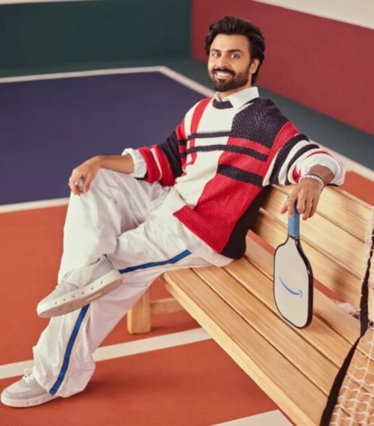 এই লুকে সচিব জি ওরফে অভিষেক ত্রিপাঠীকে সুপুরুষ নায়কের মতো দেখাচ্ছে। জিতেন্দ্র কুমার বেঞ্চে বসে হাসছেন এবং পোজ দিচ্ছেন। ভক্তরাও তাঁর এই লুকটি পছন্দ করছেন। (ছবি সৌজন্যে: ইনস্টাগ্রাম @primevideoin)