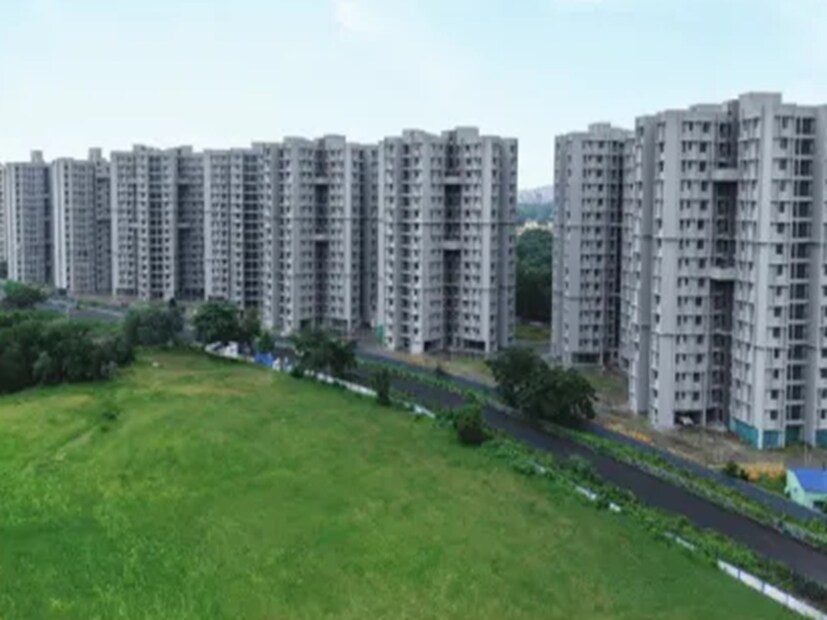 মুখ্যমন্ত্রীর সংযোজন, ''জমির দাম নেওয়া হয়নি। এটা সরকার দিয়েছে। সাবসিডি দেওয়া হয়েছে। বাজারমূল্য থেকে অনেক কম দামে মিলবে ফ্ল্যাট। লটারির মাধ্যমে দেওয়া হবে এই সব ফ্ল্যাট।''