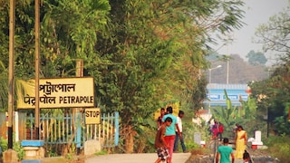 কী মিলল পেট্রাপোলে?