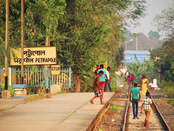 কী মিলল পেট্রাপোলে?