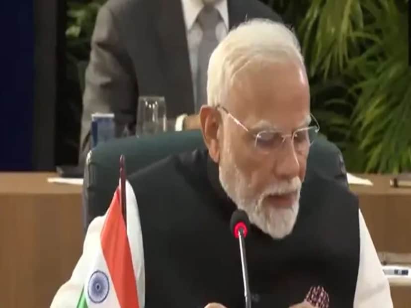 ভাগবতের মন্তব্যের পরেই দেশের রাজনীতিতে তোলপাড় পড়ে যায়। তবে ভাগবতের মন্তব্যের সময়টি আরও আকর্ষণীয়, কারণ তিনি এবং প্রধানমন্ত্রী মোদি ২০২৫ সালের সেপ্টেম্বরে ৭৫ বছর বয়সে পৌঁছাবেন। বিরোধীদেরও দাবি, মোহন ভাগবতের এই মন্তব্য আসলে নরেন্দ্র মোদিকেই দেওয়া বার্তা। 