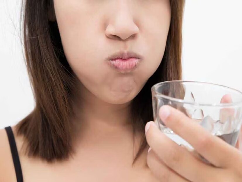 মুখের দুর্গন্ধ তাড়ানোর সহজ উপায় হল নুন-জল দিয়ে কুলকুচি করা। 